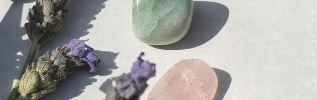 Brins de lavande et pierres naturelles pour illustrer le cabinet de naturopathie, réflexologie et massage à Erquinghem-Lys.