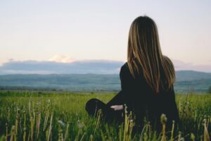 Femme se ressourçant en pleine nature, illustrant la gestion du stress et la naturopathie chez Zenaturatoi.
