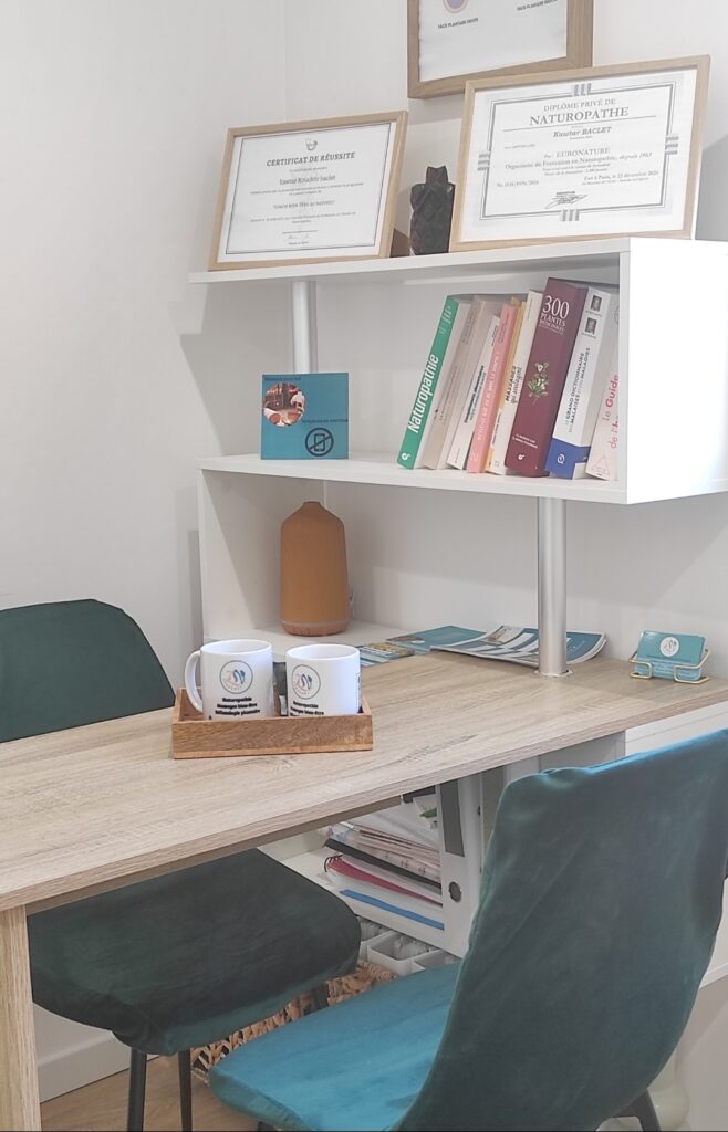 Le coin bureau du cabinet Zenaturatoi à Erquinghem-Lys, dédié à l'échange avant la séance de réflexologie.