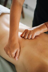 Gros plan sur les manœuvres douces d'un Massage Californien Erquinghem-Lys au cabinet Zenaturatoi.
