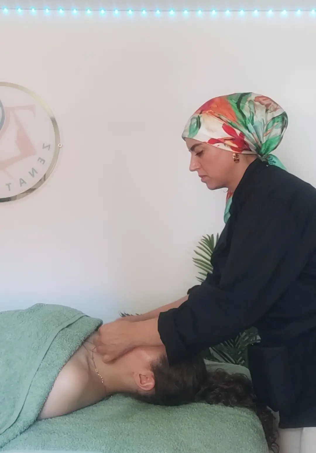 Kawtar Baclet en train de réaliser un massage liftant japonais du visage au cabinet Zenaturatoi à Erquinghem-Lys.